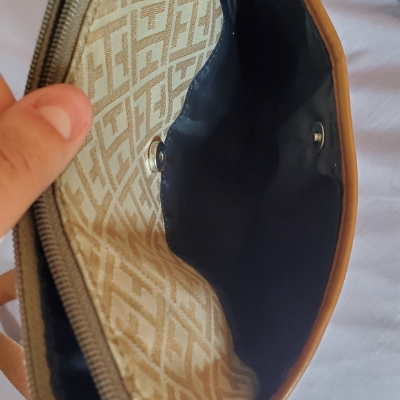 TOMMY HILFIGER monogram large cross body bag - Picture 5 of 5